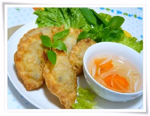 Nguyên liệu gồm phần vỏ bánh: 400gr bột mì, 1/2 thìa cà phê muối tinh, 1 thìa bơ, 200ml nước, 1/2 thìa cà phê men nâu (không có cũng được, nếu có men thì hoà tan rồi cho vào bột)