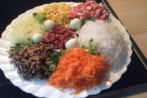 Nhân bánh gối là thành phần rất quan trọng tạo lên hương vị đặc trưng cho bánh gối, bạn có thể kết hợp nhiều nguyên liệu khác nhau để làm nhân bánh. Cho thịt nạc xay vào 1 chiếc tô, thêm cà rốt, miến, mộc nhĩ và gia vị cho vừa miệng và trộn thật đều.