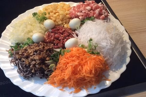 Nhân bánh gối là thành phần rất quan trọng tạo lên hương vị đặc trưng cho bánh gối, bạn có thể kết hợp nhiều nguyên liệu khác nhau để làm nhân bánh. Cho thịt nạc xay vào 1 chiếc tô, thêm cà rốt, miến, mộc nhĩ và gia vị cho vừa miệng và trộn thật đều.