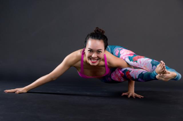 Động tác "Bay trên tay".