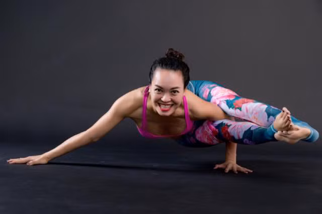 Động tác "Bay trên tay".