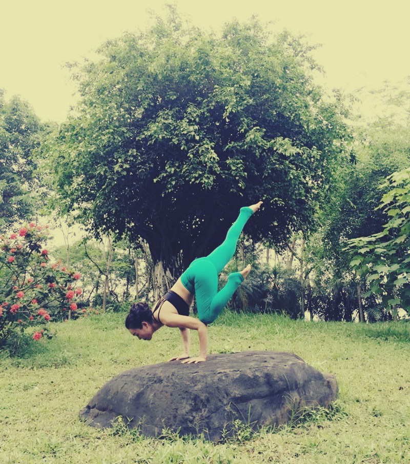 "Với những người mới tập, các bạn hãy tập từ từ, lắng nghe cơ thể và đừng quá vội chú trọng đến các tư thế. Đừng quá ép mình phải giống những người khác vì mỗi người có một cấu tạo cơ thể khác nhau" - chị Hoa chia sẻ kinh nghiệm.