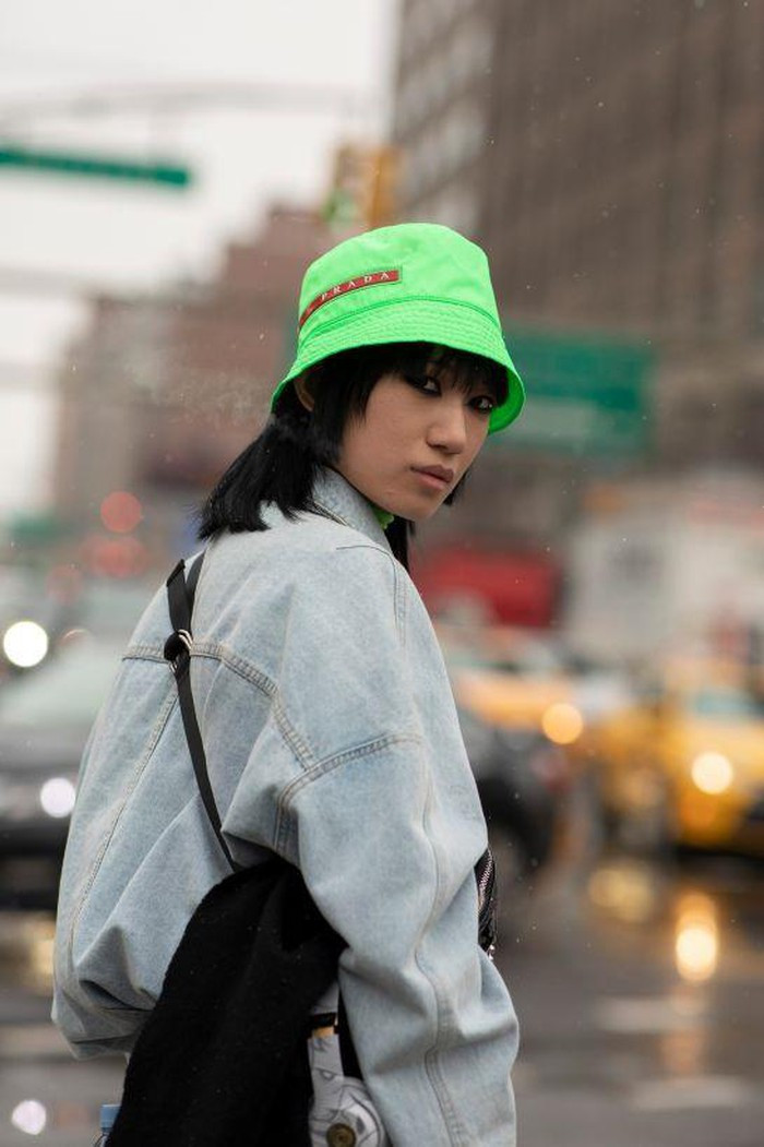 Ngoài ra, mũ bucket còn có thể phối hợp ăn ý với những đôi giày sneaker hay túi đeo hông.