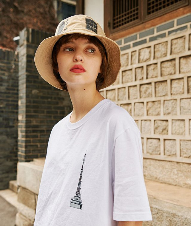 Chiếc mũ này đã xuất hiện trên khắp sàn diễn thời trang xuân-hè 2019 từ các nhà mốt danh tiếng nhất như Versace, Fendi, Prada...với những biến tấu mới mẻ.