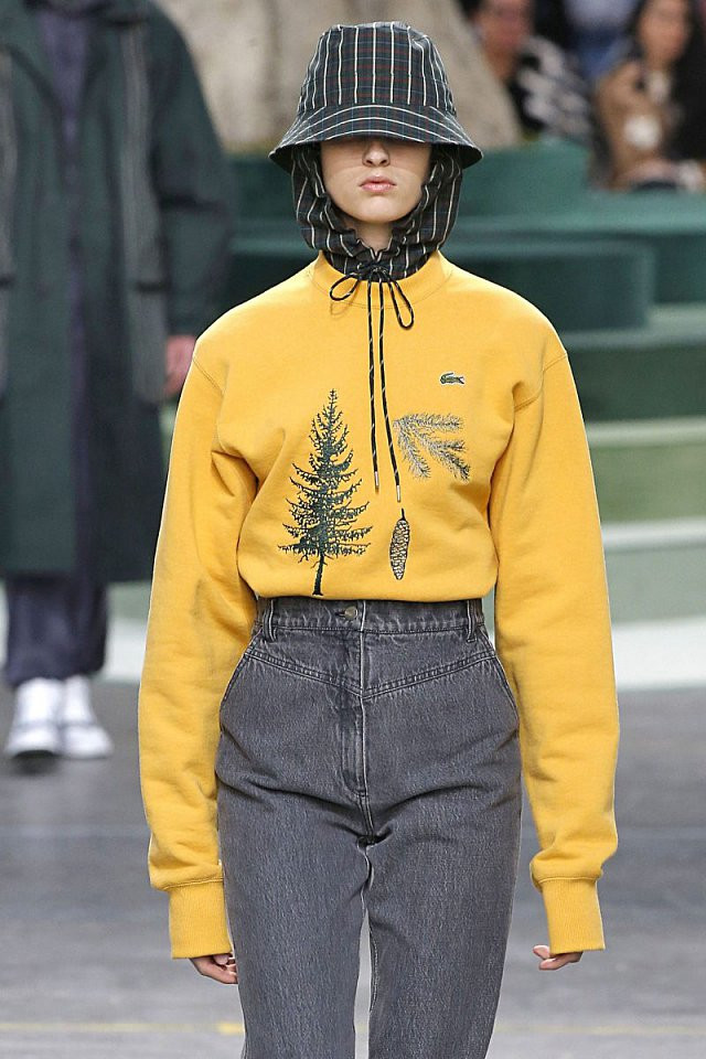 Những chiếc mũ bucket dần trở thành phụ kiện thời trang thông dụng vào phổ biến khắp thế giới bởi người dùng có thể gấp lại và dễ dàng bỏ túi.