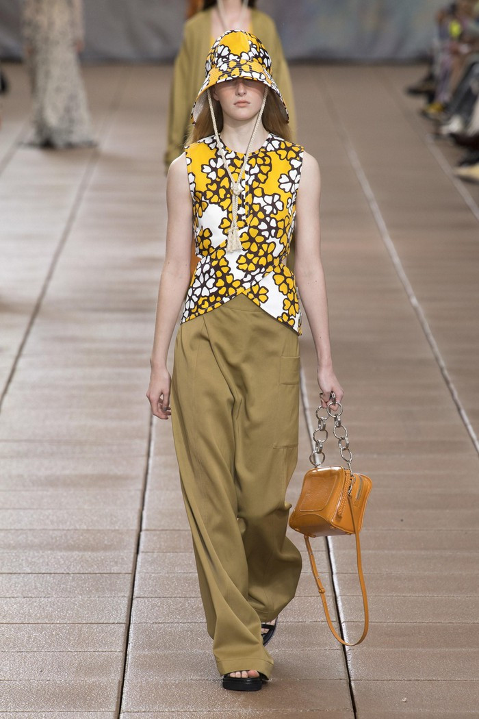 Việc lựa chọn để đội một chiếc mũ bucket có thể tăng thêm sự tinh tế cho trang phục của bạn.