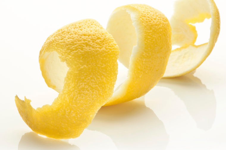 Nhai vỏ trái cây: Rửa sạch vỏ chanh hoặc cam rồi nhai chúng sẽ giúp hơi thở thơm mát ngay lập tức, axit citric trong loại vỏ này khuyến khích tuyến nước bọt sản xuất nhiều hơn.