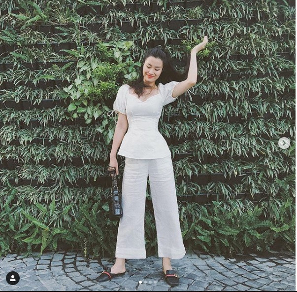 Ngoài đời, cô rất thích diện những thiết kế tôn vòng eo 58 nhỏ nhắn.