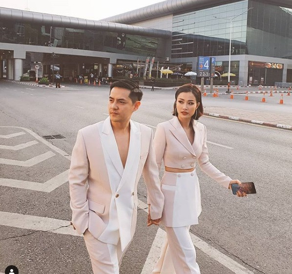 Khi sánh bước cùng Ông Cao Thắng, Đông Nhi diện vest cũng phải hở eo mới chịu. Ảnh: FB, Instagram.