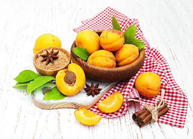 Tốt cho tim: Quả mơ chứa đầy chất xơ giúp làm tăng cholesterol tốt (HDL) và giảm cholesterol xấu (LDL) cho trái tim khỏe mạnh. Ngoài ra, trái cây chứa kali cân bằng các mức độ điện phân trong cơ thể.