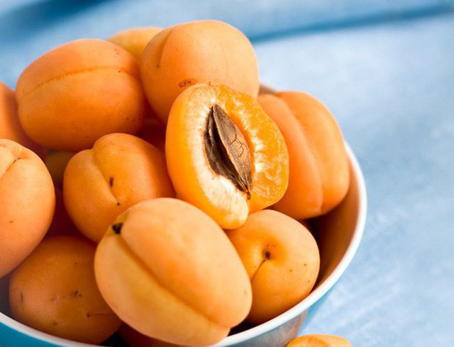 Tốt cho làn da: Một trong những lợi ích của quả mơ cũng có thể giúp làm chậm quá trình lão hóa. Mơ có vitamin C, vitamin A và phytonutrients giúp cho làn da mềm mại. Nó cũng sẽ điều trị chứng rối loạn da như eczema, phát ban da và các bệnh liên quan đến da khác.