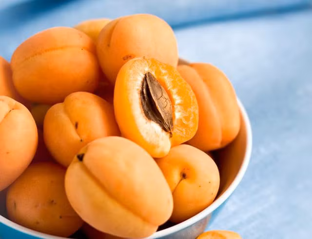 Tốt cho làn da: Một trong những lợi ích của quả mơ cũng có thể giúp làm chậm quá trình lão hóa. Mơ có vitamin C, vitamin A và phytonutrients giúp cho làn da mềm mại. Nó cũng sẽ điều trị chứng rối loạn da như eczema, phát ban da và các bệnh liên quan đến da khác.