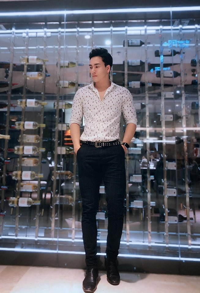 Cùng với một chế độ ăn hà khắc, chủ yếu là ăn cá, thịt ức gà, thịt bò và rau xanh, mỗi ngày tập luyện ít nhất 3 tiếng đồng hồ, Tưởng Ngọc Minh đã sở hữu được thân hình lý tưởng. Với vóc dáng cân đối, Ngọc Minh phối sơ mi trắng họa tiết với quần âu cực kỳ lịch lãm.