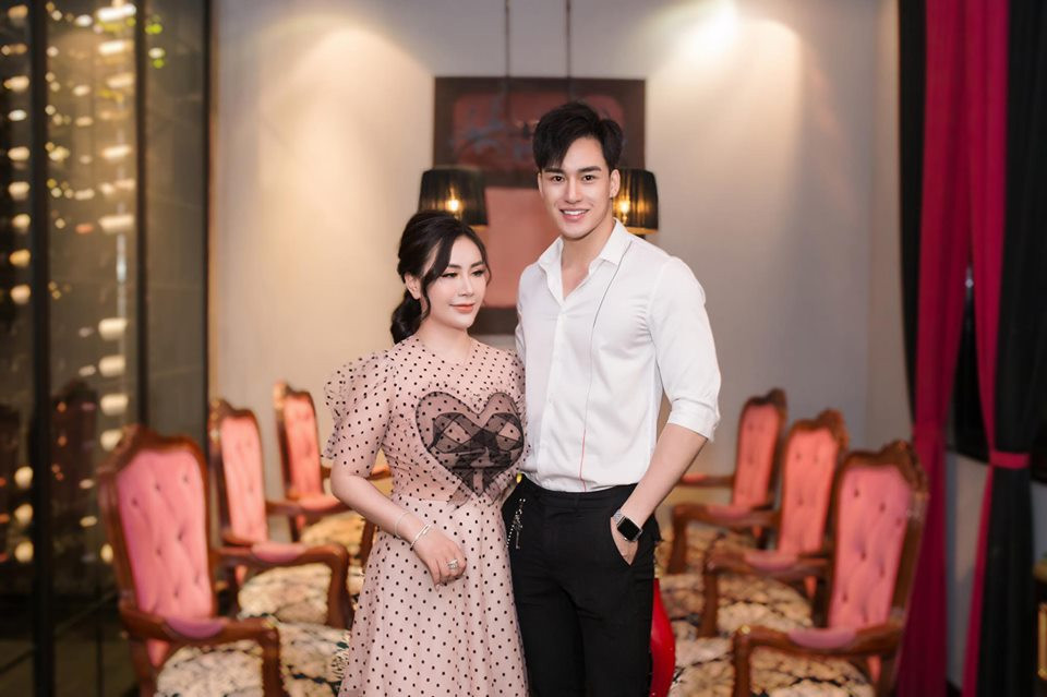 Tưởng Ngọc Minh, sinh ngày 28/12/1991 tại Hà Nội, đang là 1 vũ công thường xuyên tham gia các chương trình biểu diễn lớn, đồng thời là người mẫu ảnh và diễn viên tự do. Ngoài đời, anh chàng này có gu thời trang cực kỳ nam tính và lịch lãm.