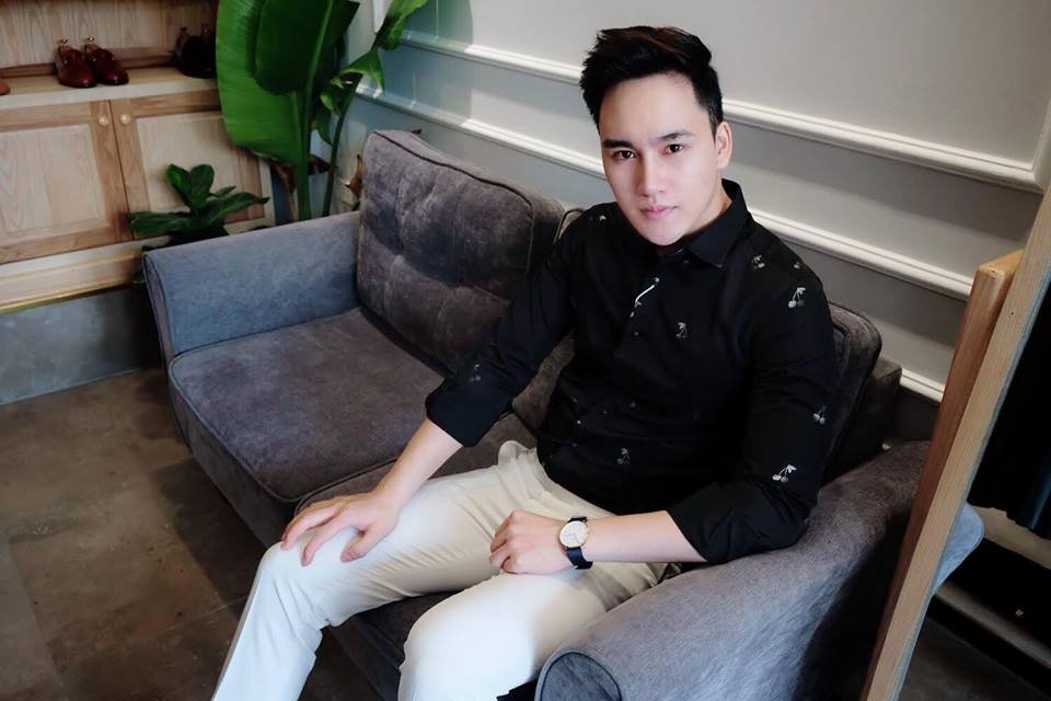 Áo đen với quần trắng là hai tông màu đơn giản nhưng lại tạo được hình ảnh sang trọng cho Ngọc Minh.