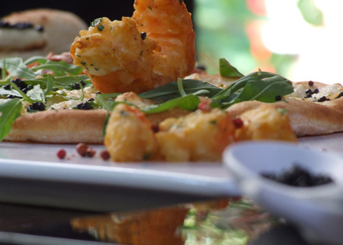 Pizza siêu xa xỉ ở Renato Viola: Đây được coi là chiếc pizza rất đắt tiền nhất cho tới thời điểm này. Thực khách có thể đặt mua nó từ Renato Viola, một đầu bếp pizza bậc thầy rất nổi tiếng ở Ý, với giá 9.710 USD. Món ăn xa xỉ này gồm nhân là các loại hải sản đắt tiền (tôm hùm, trứng cá muối, tôm hoàng đế…), và được phục vụ với rượu cognac và rượu sâm banh loại hiếm.