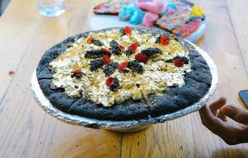 Pizza 24K: Nếu muốn ăn món pizza đặc biệt này, bạn cần đặt trước ít nhất 48 giờ (2 ngày). Điều đó sẽ cho nhà bếp thời gian để chuẩn bị pizza của bạn với phô mai Stilton, gan ngỗng, trứng cá muối Ossetra bạch kim, nấm cục và lá vàng 24k. Chiếc bánh pizza có giá 2.000 USD.