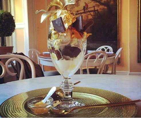 Kem Sundae Opaeence vàng: Nhà hàng Serendipity 3 đã sáng tạo ra ly kem Golden Opulence Sundae trị giá 1.000 USD này. Món ăn bọc vàng này gồm 3 muỗng kem vani phủ trên lá vàng 23-karat và trứng cá muối.