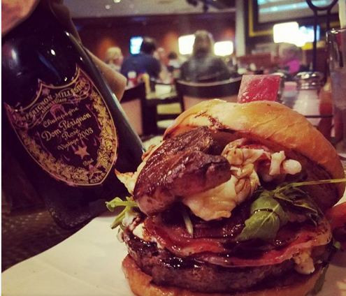 777 Burger: Nhà hàng Caesars 'Burger Brasserie ở Mỹ phục vụ món bánh 777 Burger với giá 777 USD. Chiếc bánh được làm từ thịt bò Kobe và tôm hùm Maine, phô mai dê, gan ngỗng, arugula và giấm balsamic 100 năm tuổi. Ảnh: ST.