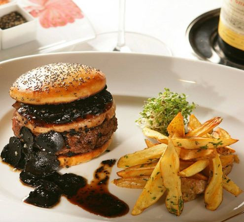 Burger Fluer 5000: Đây một chiếc bánh hamburger giá 5.000 USD của một nhà hàng ở khách sạn Mandalay Bay ở Las Vegas, Mỹ. Fleur Burger 5000 được phục vụ với một chai rượu vang 1995 Petrus.