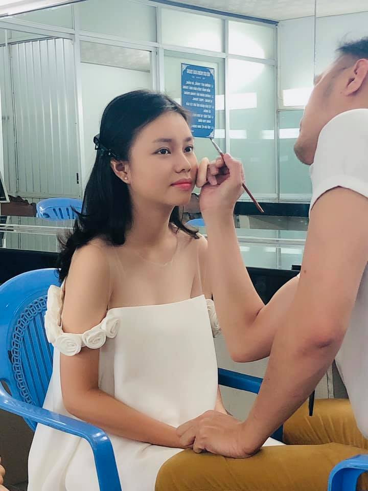 Những trang phục hở bạo khéo khoe vòng một lấp ló của thiếu nữ 15 tuổi.