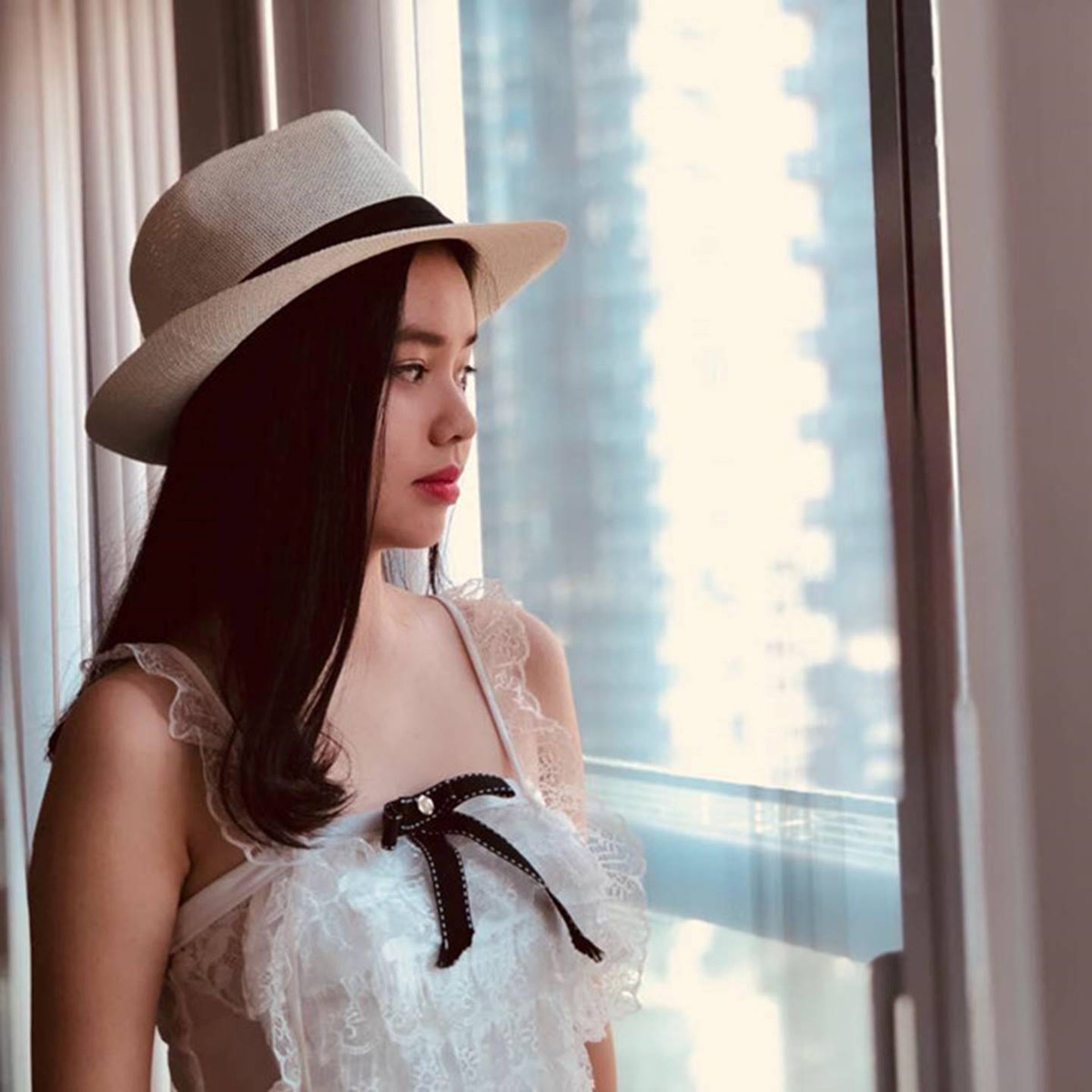 Ngoài đời, nữ diễn viên trẻ cũng chọn váy áo gợi cảm và có phần già dặn hơn tuổi thật.