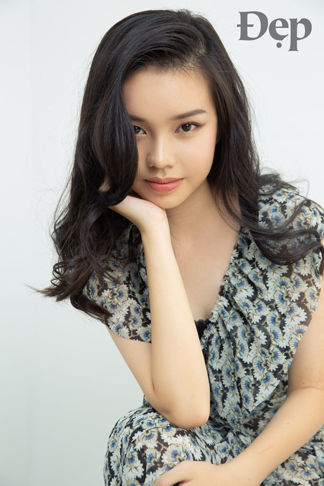 Trà My có không ít những kiểu váy áo cổ sâu khoe vòng một lấp ló. Ảnh: FB, Đẹp, Internet.