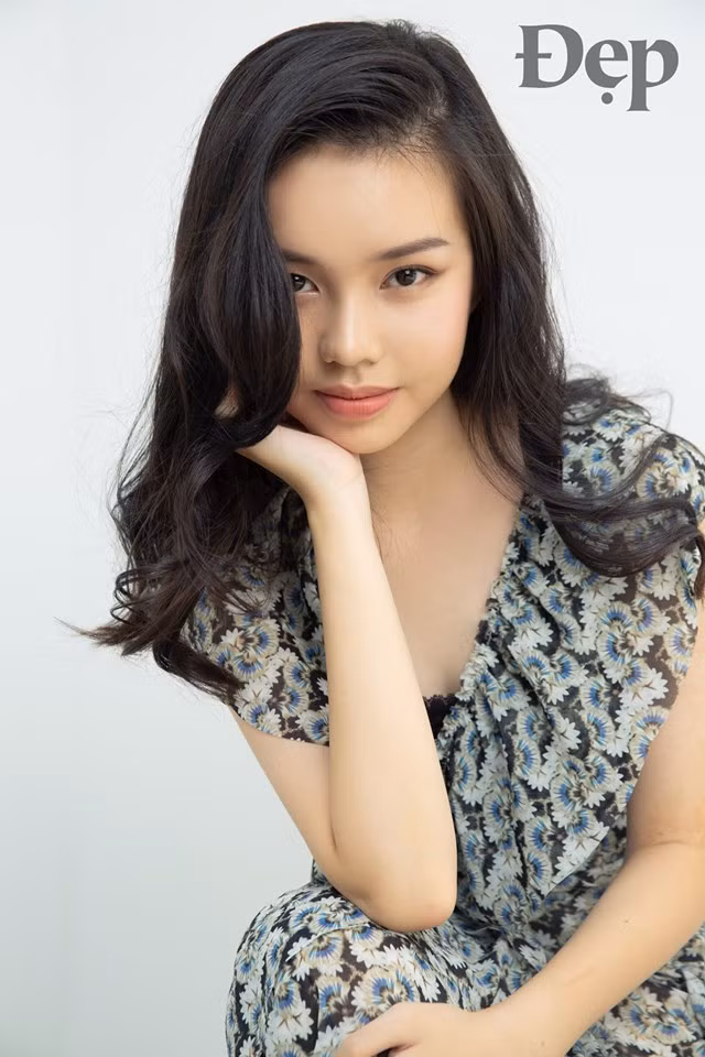 Trà My có không ít những kiểu váy áo cổ sâu khoe vòng một lấp ló. Ảnh: FB, Đẹp, Internet.