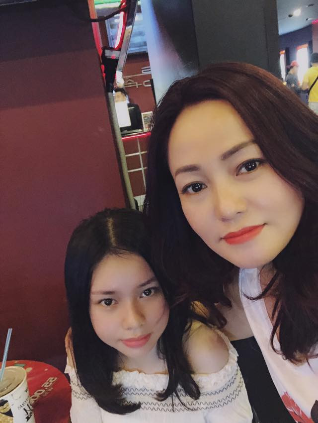 Nữ diễn viên "Vợ ba" cũng chăm diện các kiểu áo trễ vai khoe bờ vai nõn nà.