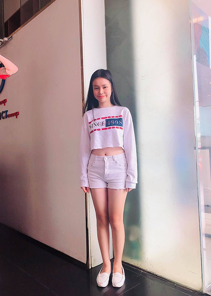 Cô còn tự tin với các kiểu áo crop top hở eo.