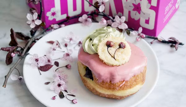 Bánh donut được phủ lớp kem hồng cùng chocolate trắng ở trên, nổi bật là chocolate hồng nhạt tô vẽ như từng cánh hoa anh đào đang rơi rơi. Nếu ghé thăm Nhật Bản mùa xuân, bạn nên thưởng thức một chiếc bánh donut sakura và cảm nhận vị mặn mặn, ngọt ngọt quyến rũ của nó.
