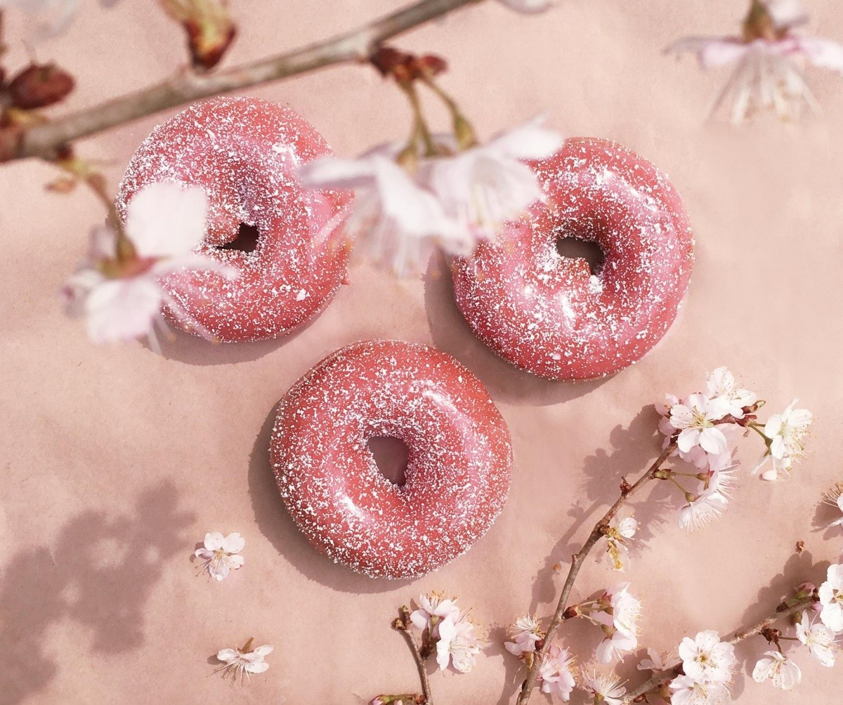 Bánh donut sakura: Nhắc đến ẩm thực Nhật Bản mùa xuân không thể thiếu món bánh donut sakura với nhân bên trong là kem - một loại bánh ngọt khoái khẩu của nhiều người.