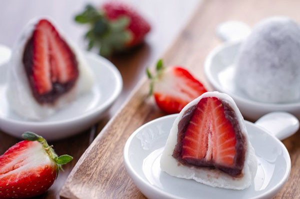 Daifuku dâu là loại bánh ngọt truyền thống của Nhật Bản, không chỉ thu hút bằng vẻ bề ngoài bắt mắt mà nó còn kích thích vị giác của bạn bởi hương vị thơm ngon. Daifuku dâu là bánh dày mềm được làm từ bột gạo dẻo bên trong có nhân gồm đậu đỏ anko và dâu.