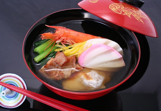 Ozoni, món súp truyền thống của Nhật gắn liền với ngày Tết. Zoni hiểu theo nghĩa đen là nhiều nguyên liệu được nấu chung với nhau. Vì nó quá phổ biến và dễ làm, nên hầu như rất khó có thể tìm ra một công thức chính xác cho ozoni. Mỗi gia đình có một cách chế biến riêng, tạo nên một hương vị đặc biệt không thể trộn lẫn.