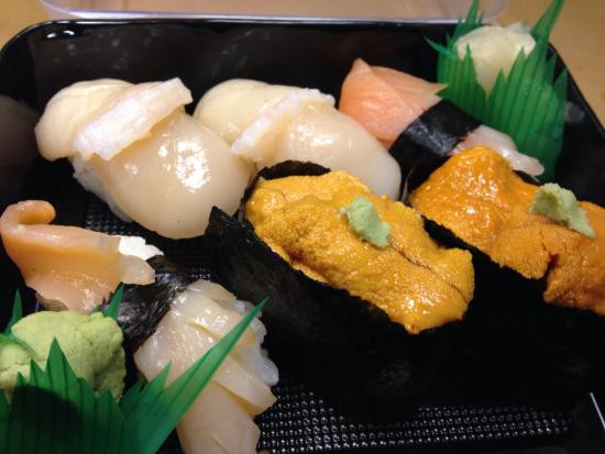 Sushi: Mùa xuân đến, người Nhật thường ăn 5 món sushi hải sản: Hama-guri (làm từ trai biển vỏ cứng), sayori (làm từ cá biển), tori-gai (làm từ sò trứng Nhật Bản), miru-gai(làm từ tôm, cua, trai, sò, vẹm) và kisu (làm từ cá biển đen Nhật Bản). Đây cũng là món ngon đặc biệt mà du khách đến Nhật Bản vào mùa xuân nên thử.