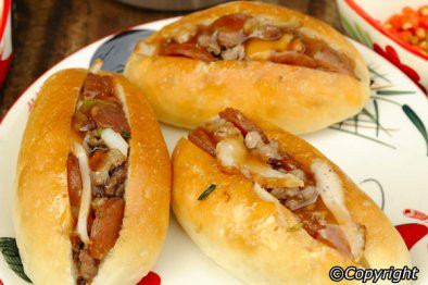 Khao Jee tương tự như bánh mì Việt Nam. Đây là món bánh mì nhồi với rau diếp, cà chua thái lát, cà rốt, hành tây, moo yor (thịt lợn), giăm bông và sốt ớt. Có nhiều gánh hàng rong bán món ăn đường phố này với giá khá rẻ. Khao jee thường được thưởng thức cho bữa sáng.