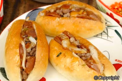 Khao Jee tương tự như bánh mì Việt Nam. Đây là món bánh mì nhồi với rau diếp, cà chua thái lát, cà rốt, hành tây, moo yor (thịt lợn), giăm bông và sốt ớt. Có nhiều gánh hàng rong bán món ăn đường phố này với giá khá rẻ. Khao jee thường được thưởng thức cho bữa sáng.