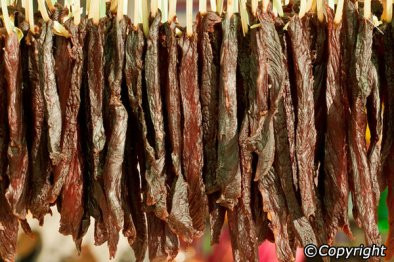 Sien savanh thường được ăn như một món ăn nhẹ cùng với bia Lào. Tương tự như thịt bò khô, nó được làm bằng bít tết sườn bò (một số nơi sử dụng thịt trâu), thịt được ướp trong hỗn hợp tỏi, nước mắm, gừng, hạt vừng, đường, muối và hạt tiêu đen.