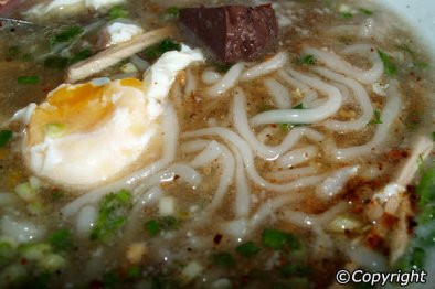 Khao Poon (mì cay): Đây là món ăn Lào khá phổ biến, bao gồm bún gạo trong nước súp cay. Súp hầm nhừ được làm từ thịt giã nhỏ (thịt gà, cá hoặc thịt lợn), nước mắm, tỏi, hẹ, ớt, lá chanh, riềng và lá tía tô. Bạn cũng có được một loại toppings ăn kèm bằng bắp cải thái nhỏ, hẹ, hành lá, rau mùi, lá bạc hà và đậu chuỗi.