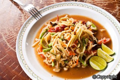 Tam Mak Hoong (Salad đu đủ): Món này gồm đu đủ xanh xắt nhỏ, , tỏi, cà chua, ớt, đường cọ, nước cốt chanh và nước mắm được giã trong cối. Không giống như som tam, món gỏi đu đủ Lào này bỏ qua đậu phộng nhưng có nước mắm lên men và mắm tôm làm nguyên liệu chính. Ảnh: Visit-laos.