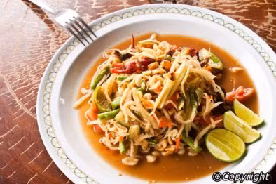 Tam Mak Hoong (Salad đu đủ): Món này gồm đu đủ xanh xắt nhỏ, , tỏi, cà chua, ớt, đường cọ, nước cốt chanh và nước mắm được giã trong cối. Không giống như som tam, món gỏi đu đủ Lào này bỏ qua đậu phộng nhưng có nước mắm lên men và mắm tôm làm nguyên liệu chính. Ảnh: Visit-laos.