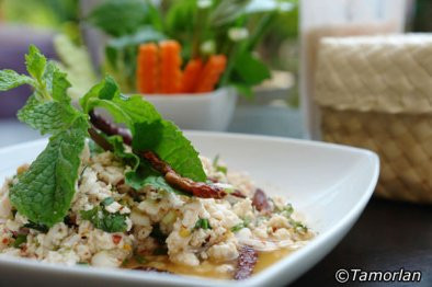 Larb hay laap được coi là món ăn truyền thống của Lào. Đây là món salad làm từ thịt có hương vị của lá bạc hà, ớt, nước mắm và nước cốt chanh, mang lại hương vị nồng nàn. Hầu hết các nhà hàng sử dụng thịt lợn hoặc thịt gà để nấu món này, nhưng bạn cũng có thể thưởng thức nó với thịt bò băm, vịt hoặc cá.