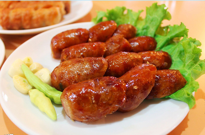 Som Moo (Xúc xích thịt lợn): Món này được làm từ thịt lợn sống xắt nhỏ, lên men - bao gồm cả thịt và da - được bọc trong lá màu xanh lá cây. Ớt tươi thường được trộn vào thịt, làm tăng thêm vị cay cho món khai vị Lào này. Người ta thường thưởng thức som moo với lá bắp cải sống và đậu chuỗi, giúp giảm độ chua.