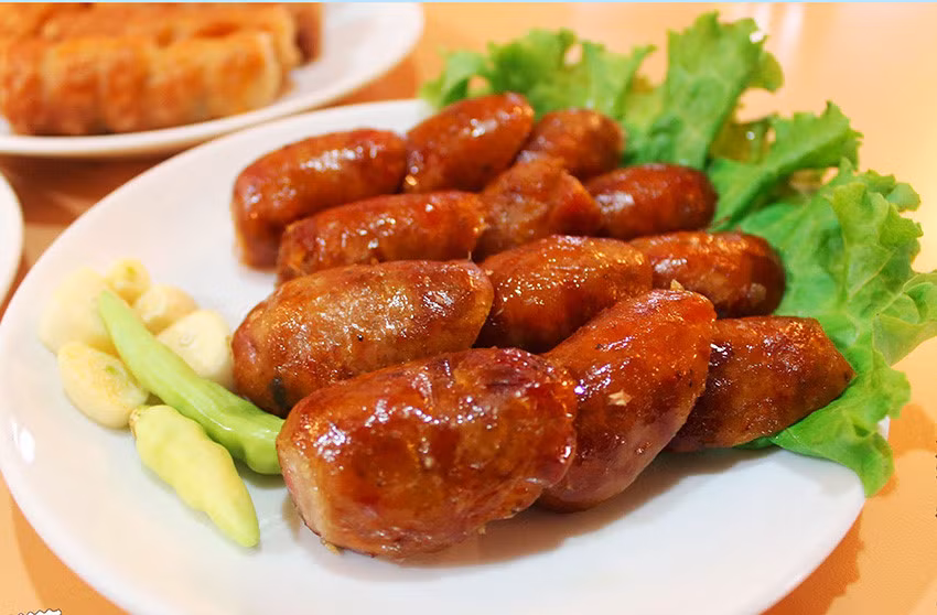 Som Moo (Xúc xích thịt lợn): Món này được làm từ thịt lợn sống xắt nhỏ, lên men - bao gồm cả thịt và da - được bọc trong lá màu xanh lá cây. Ớt tươi thường được trộn vào thịt, làm tăng thêm vị cay cho món khai vị Lào này. Người ta thường thưởng thức som moo với lá bắp cải sống và đậu chuỗi, giúp giảm độ chua.