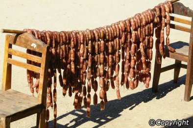 Sai gok là món khai vị phổ biến của người Lào thường ăn với xôi và rau tươi. Món ăn này được làm với thịt lợn băm nhỏ và nêm với sả, riềng, lá kaffir, hẹ, rau mùi, ớt và nước mắm. Bạn có thể tìm thấy sai gok treo trên móc tại các chợ địa phương và quầy hàng bên đường ở Lào.