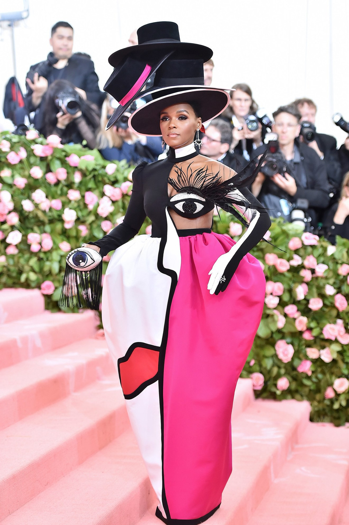Janelle Monae trong bộ đầm phồng của Christian Siriano với điểm nhấn là con mắt ở ngực.