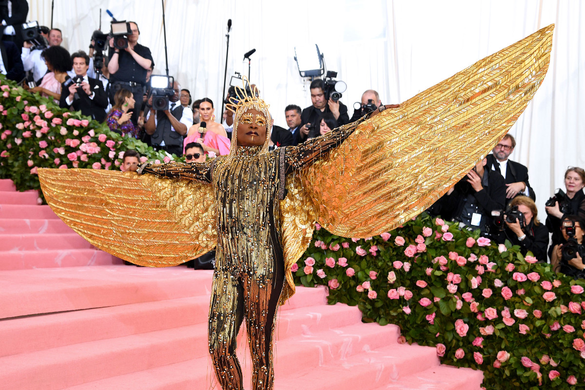 Nam diễn viên Billy Porter gây sốt khi diện bộ trang phục kỳ lạ sải bước tại Met Gala.