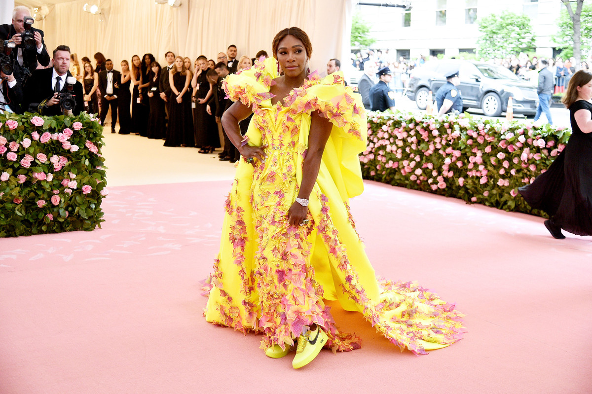 Serena Williams xuất hiện tại thảm đỏ Met Gala 2019 trong một chiếc váy Atelier Versace màu vàng sáng. Ảnh: Internet.