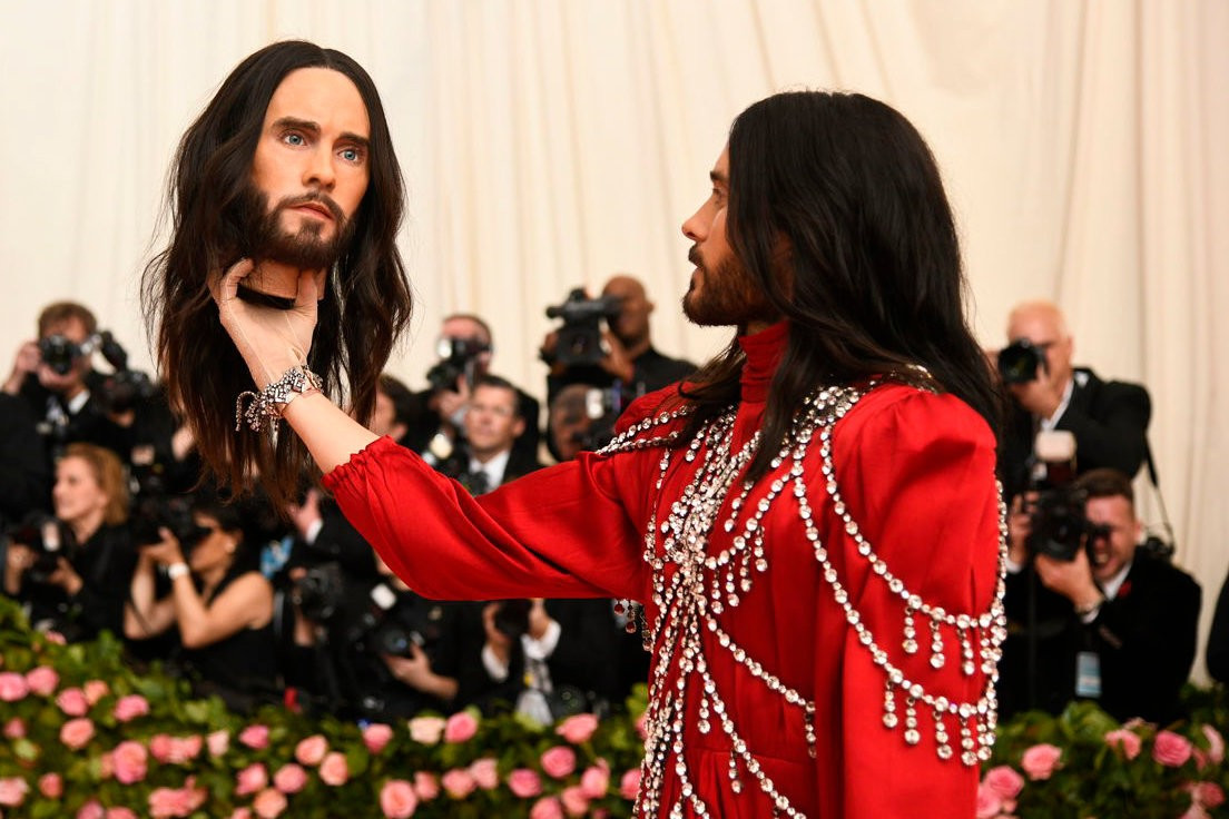 Jared Leto xuất hiện như một vị thần với thủ cấp của mình.
