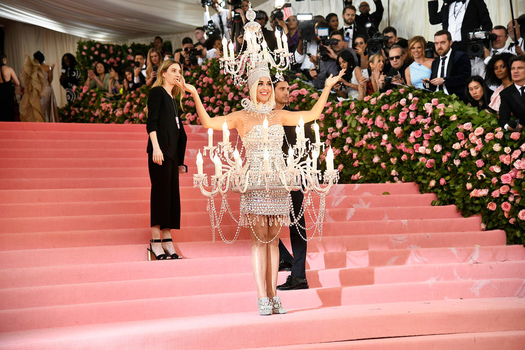 Katy Perry thắp sáng thảm đỏ thời trang Met Gala 2019 theo đúng nghĩa đen trong bộ đầm đèn chùm độc đáo của Moschino.